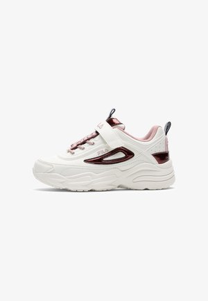 Witte en roze chunky Fila sneaker met dikke zool, klittenbandsluiting en veters aan de voorkant, van opzij getoond tegen een witte achtergrond.