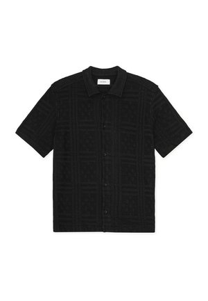 Μαύρο πουκάμισο με κοντά μανίκια από υφασμάτινη ύφανση με υφή και μοτίβο, με εμπρόσθιο κούμπωμα με κουμπιά και γιακά.