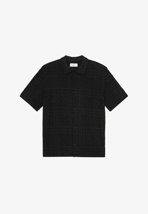 Mustast lühikeste varrukatega särk, millel on tekstuurse mustriga kangas, ees nööpidega sulgemine ja kraega disain.