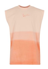 Lys fersken oversized ærmeløs t-shirt med et gradientdesign, der falmer til en blød orange ved kanten. Har subtil logo brodering nær halsudskæringen.