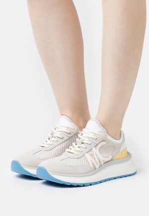 Leichte Sportschuhe aus beigem Wildleder und Mesh, mit gelben Akzenten, einer blauen Gummisohle und Schnürverschluss.