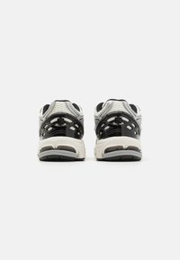 New Balance 1906 - Sneaker low - white/black/silver