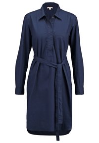Robe-chemise bleu marine à manches longues avec col, patte de boutonnage partielle, poche poitrine et ceinture assortie en tissu nouée à la taille.