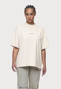 Pegador REYNA HEAVY OVERSIZED TEE - Μπλουζάκι με στάμπα - washed coast sand