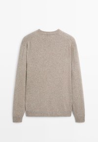 Maglione beige, realizzato in morbido tessuto testurizzato. Presenta un colletto rotondo e maniche lunghe con polsini a costine. Design semplice, senza motivi o accenti.