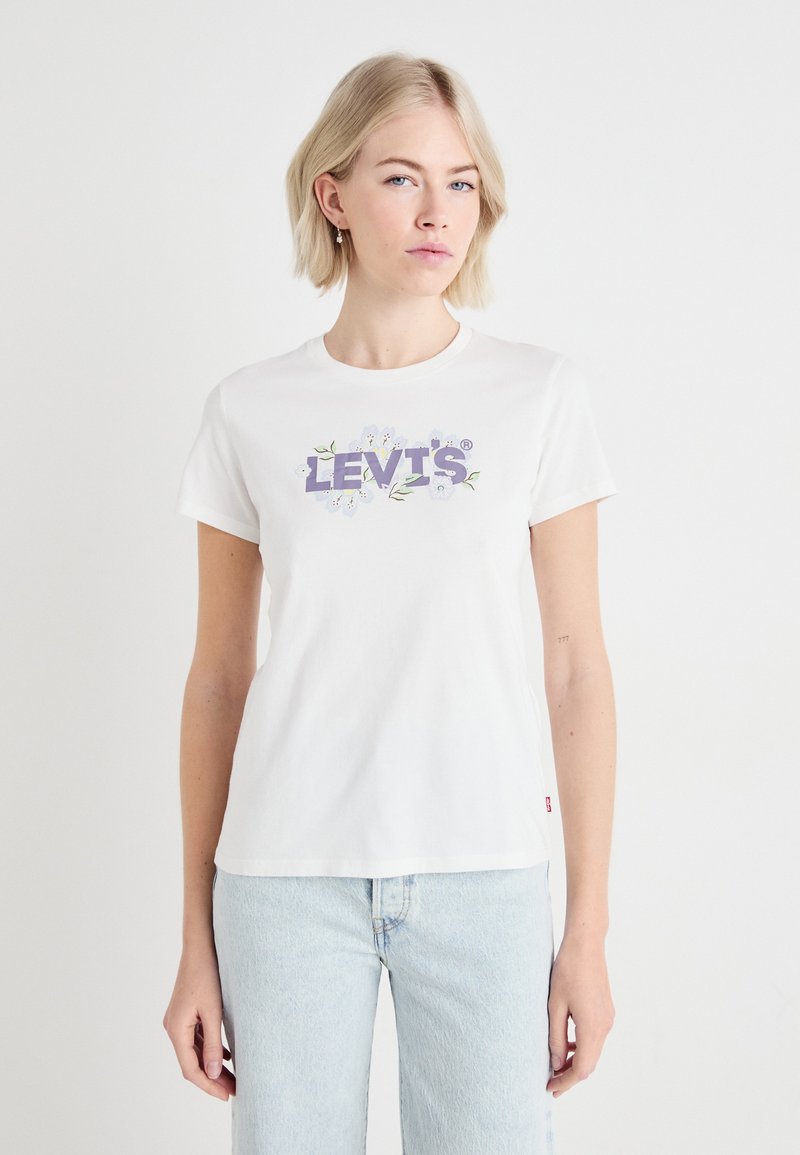 Biela bavlnená tričko s levanduľovým logom Levi's obklopeným kvetinovou grafikou. Krátke rukávy a klasický okrúhly výstrih.