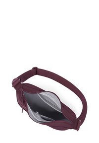 Marsupio bordeaux con una fascia ampia, chiusura con zip e una tasca interna in rete. Esterno in tessuto liscio e fodera grigia. Forma arrotondata.