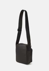 Borsa a tracolla nera realizzata in materiale texturizzato, con forma rettangolare, tracolla regolabile e compartimento con zip.