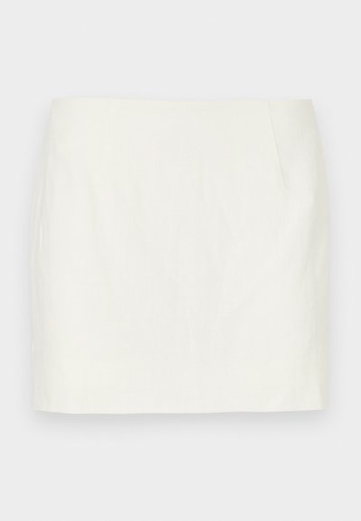 Witte linnen mini-jurk met een rechte snit, voorzien van zijzakken en een gladde textuur. Geen zichtbare patronen of accenten.