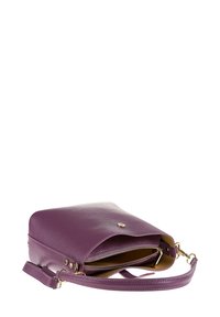 Borsa a tracolla viola in pelle con superficie texturizzata, hardware dorato, scomparti con zip e una tracolla sottile e regolabile.