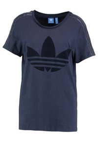 Navyblauwe katoen t-shirt met korte mouwen, met een groot zwart adidas trefoil-logo en subtiele witte strepen op de schouders.
