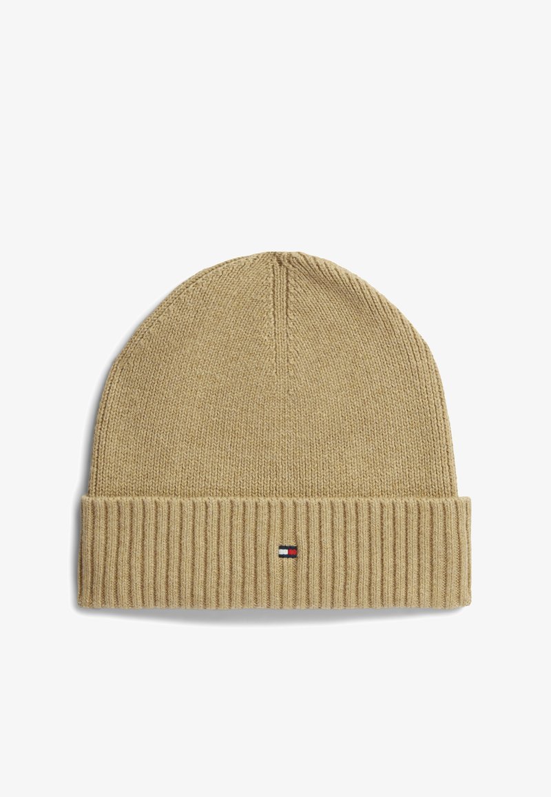 Bonnet beige tricoté avec revers côtelé plié et petit logo rectangulaire rouge, blanc et bleu marine au centre avant du revers.