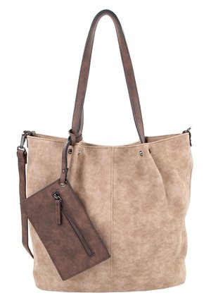 Sac fourre-tout beige avec poignées marron foncé et pochette zippée marron foncé attachée, suspendu sur fond blanc.