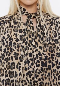 Bimba Y Lola LEOPARD - Vestido informal - leopard beige