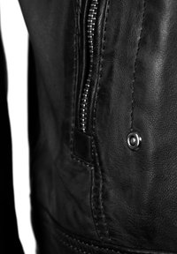 Sort læderjakke med lynlås, trykknap og synlige syninger, der fremhæver en tekstureret overflade.