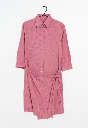 Abito a quadri rosso e bianco con maniche lunghe, colletto a punta e dettaglio della vita legato. Tessuto liscio e vestibilità rilassata.