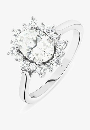 Weißgoldring mit einem ovalen, klaren Mittelpunkt, umgeben von kleineren runden Steinen in einer blumigen Anordnung. Glatte Band mit polierter Oberfläche.