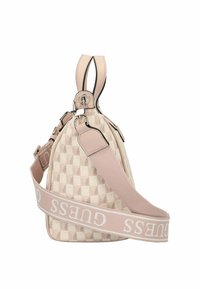 Sac à main rose à motifs avec un design géométrique, doté d'accents en cuir, de deux poignées supérieures et d'une large bandoulière avec un logo.