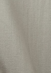 Jasnoszara tkanina o diagonalnym wzorze, ukazująca gładką teksturę i subtelny blask; elastyczna, o średniej wadze.