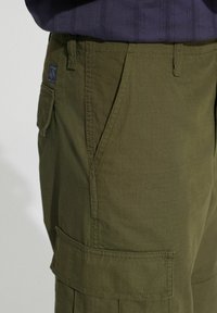 Next RELAXED FIT RIPSTOP - Oldalzsebes nadrágok - khaki green