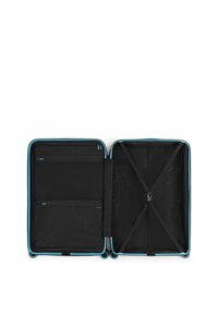 Zwarte koffer op wielen met een turquoise rand. Het interieur heeft mesh zakken en kruisbanden om voorwerpen veilig te zetten, met een gladde stofstructuur.