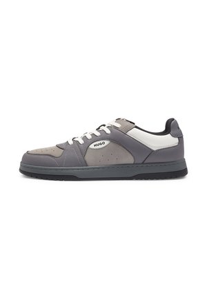 Herre lavtop sneaker i grå og hvid med hvide snørebånd og sort sål, med "HUGO" logo på sidepanelet.