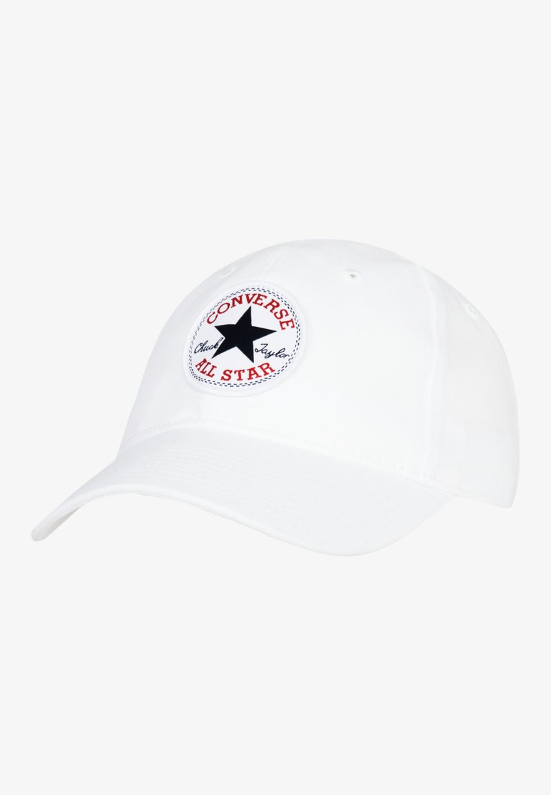 Gorra de béisbol blanca hecha de algodón, con un logo de estrella negra redonda en la parte frontal que incluye el texto "Converse All Star" en acentos rojos y negros.