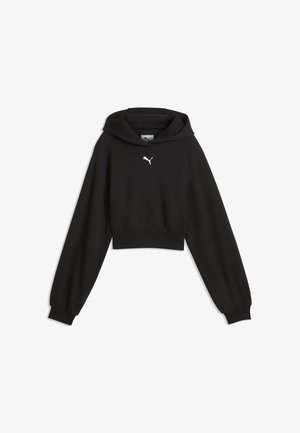 Czarna krótka bluza z kapturem z długimi rękawami i małym białym logo Puma na środku klatki piersiowej.