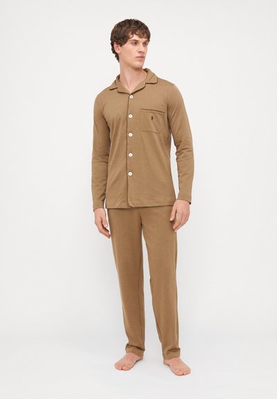 Ensemble de pyjama brun à manches longues avec une fermeture à boutons sur le devant et une poche poitrine unique, fabriqué à partir d'un tissu texturé ; présente un design de col classique.