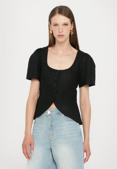 Svart cropped topp med korte puffermer, firkantet utringning og lukking med knapper foran. Glatt tekstur med en figurnær silhuett.