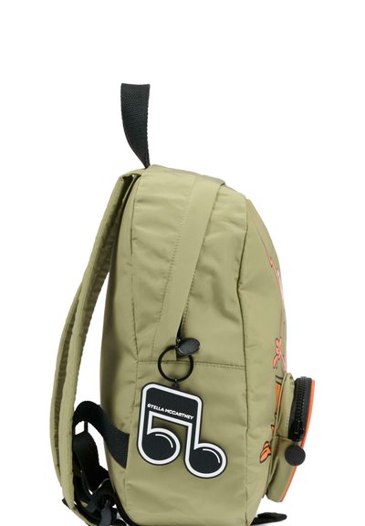 Olivengroene rugzak met gevoerde zijkanten, zwarte riemen en oranje ritssluitingaccent. Heeft een bloemmotief en een merklabel aan de zijkant.