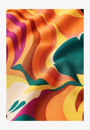 Multifarvet stof med bølgemønstre i orange, gul, pink, grøn og creme, med en glat tekstur og livligt design.