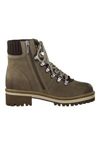 Bottine en suède marron avec un revers en tricot, œillets en métal et lacets gris. Dispose d'une fermeture éclair sur le côté et d'une semelle épaisse et texturée.