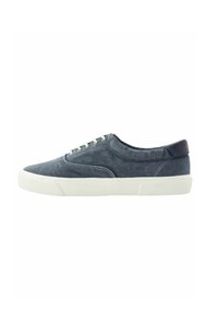 Lässiger navy Canvas-Sneaker mit weißer Gummisohle, Schnürfront und kontrastierendem dunklem Fersenbereich. Glatte Textur mit minimalen Nähten.