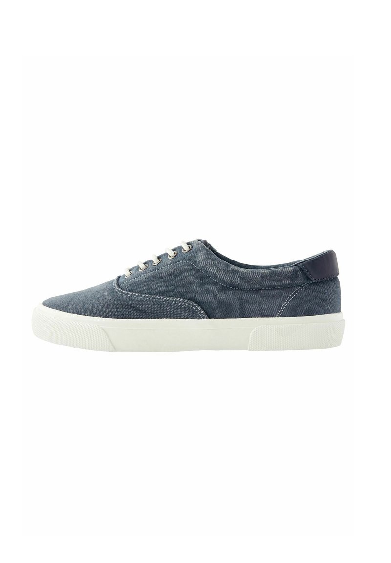 Lässiger navy Canvas-Sneaker mit weißer Gummisohle, Schnürfront und kontrastierendem dunklem Fersenbereich. Glatte Textur mit minimalen Nähten.