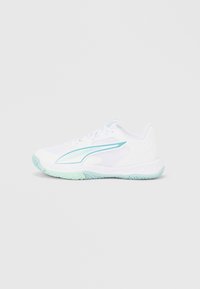 Λευκό αθλητικό παπούτσι με ανοιχτό μπλε λεπτομέρειες, επάνω μέρος από διχτυωτό υλικό, επενδεδυμένη γλώσσα και υφή σόλας. Διαθέτει κομψό σχεδιασμό για υποστήριξη.