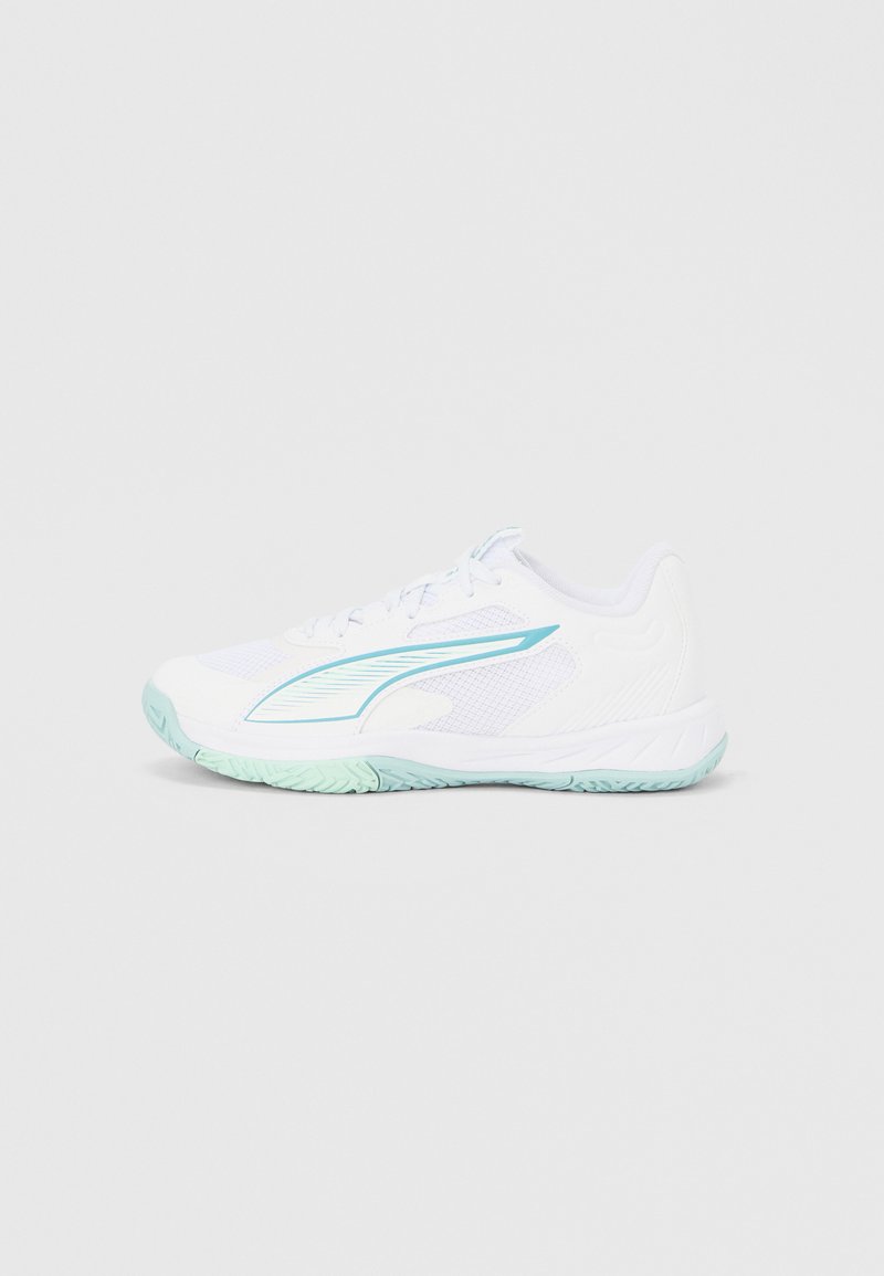 Λευκό αθλητικό παπούτσι με ανοιχτό μπλε λεπτομέρειες, επάνω μέρος από διχτυωτό υλικό, επενδεδυμένη γλώσσα και υφή σόλας. Διαθέτει κομψό σχεδιασμό για υποστήριξη.