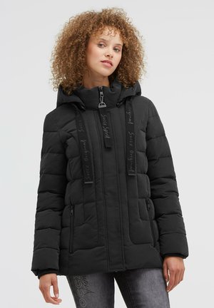 Schwarze gesteppte Jacke mit Kapuze, ausgestattet mit Reißverschluss und zwei Seitentaschen. Akzente durch Markenbeschriftungen auf den Trägern und gerippte Bündchen.