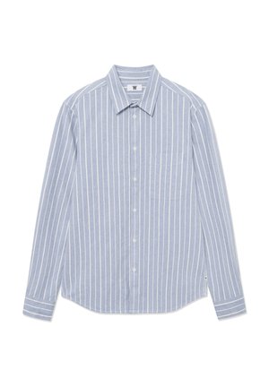 Camisa de manga larga de color azul claro con rayas verticales blancas, cuello tipo polo, bolsillo en el pecho y dobladillo curvado. Material de mezcla de algodón.