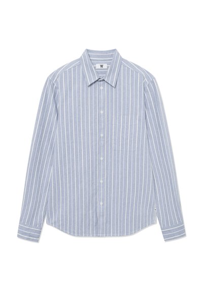 Chemise à manches longues bleu clair avec des rayures verticales blanches, col boutonné, poche poitrine unique et ourlet incurvé. En matière mélangée coton.
