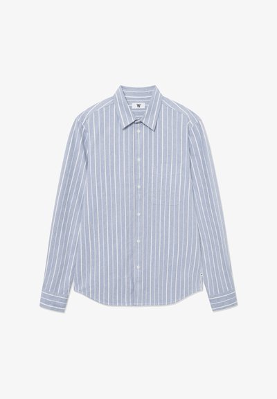 Chemise à manches longues bleu clair avec des rayures verticales blanches, col boutonné, poche poitrine unique et ourlet incurvé. En matière mélangée coton.