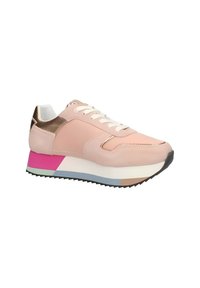 Sneaker con una toma in pelle rosa, accentuata da dettagli metallici, lacci bianchi e una suola multicolore con dettagli rosa, azzurre e beige.