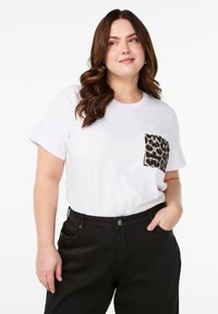 Zizzi MIT BRUSTTASCHE - Marškinėliai su spaudiniu - leo pocket