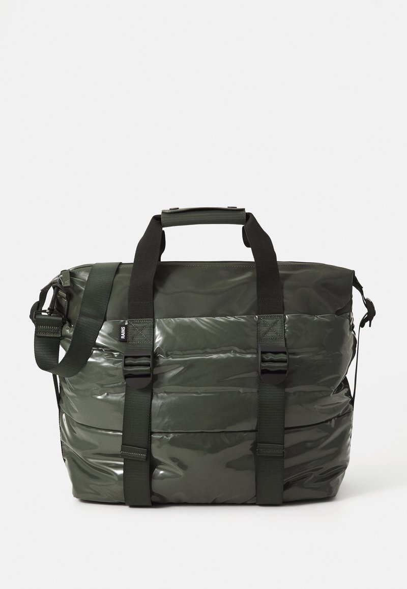 Saco tote impermeável verde com textura acolchoada, duas alças e correia de ombro ajustável. Possui detalhes em metal preto e etiqueta com logotipo.