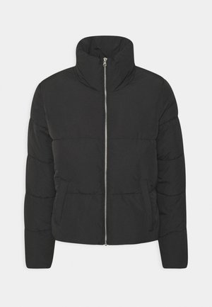 Schwarze Steppjacke mit hohem Kragen, Reißverschluss vorne und seitlichen Taschen. Hergestellt aus glattem Material mit gesteppten Abschnitten für Isolation.