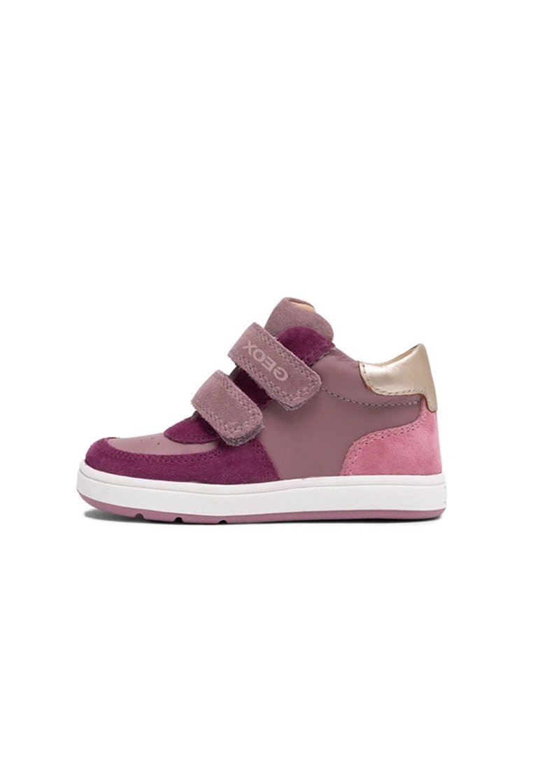 Scarpa con velcro nelle tonalità di rosa e viola. Presenta una tomaia in pelle e camoscio, texture contrastanti, punta arrotondata e suola bianca.