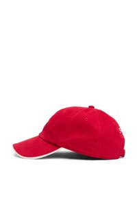 Rød bomulds-baseballkasket med buet skygge, med broderet logo på forsiden og kontrasterende hvid detalje langs skyggerandens kant.