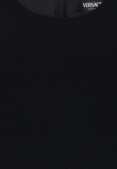 Svart stickad plagg med rund nacke och en dold dragkedja bak. Mjukt material, minimalistisk design och högkvalitativt tyg.