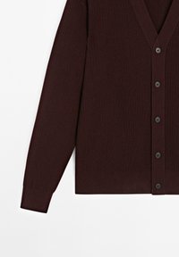 Cardigan a coste di colore marrone scuro con maniche lunghe e bottoni neri sul davanti, mostrato su uno sfondo bianco.