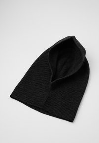 Cappello con cappuccio in maglia a costine nera, dal morbido texture, con una parte superiore arrotondata e un bordo ampio e piatto per copertura e calore.